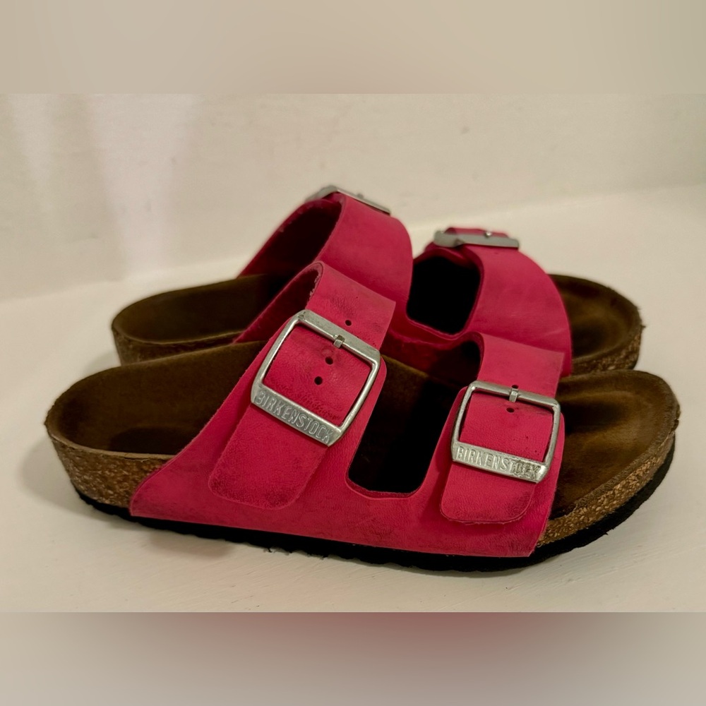 Birkenstock® Kids Arizona Patent. Size 11. These sandals feature a contoured